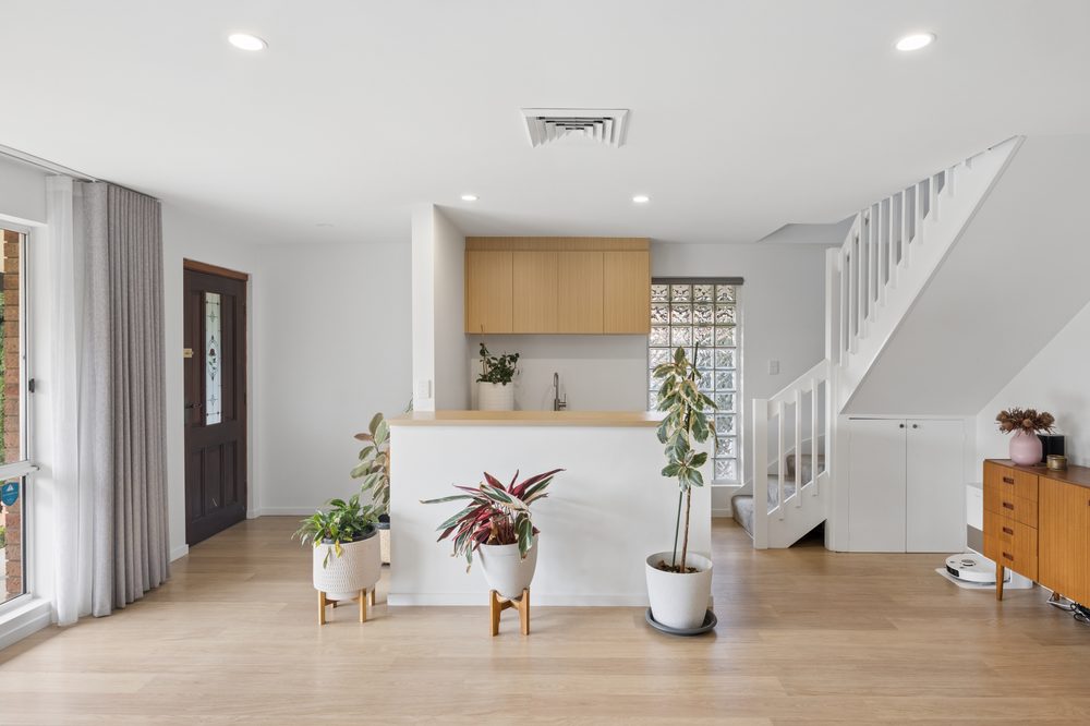Entry hall with the built-in bar and the staircase